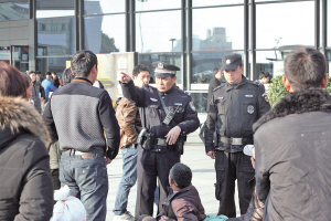 所:广场民警的春运24小时-广场,派出所,旅客,孙,梁