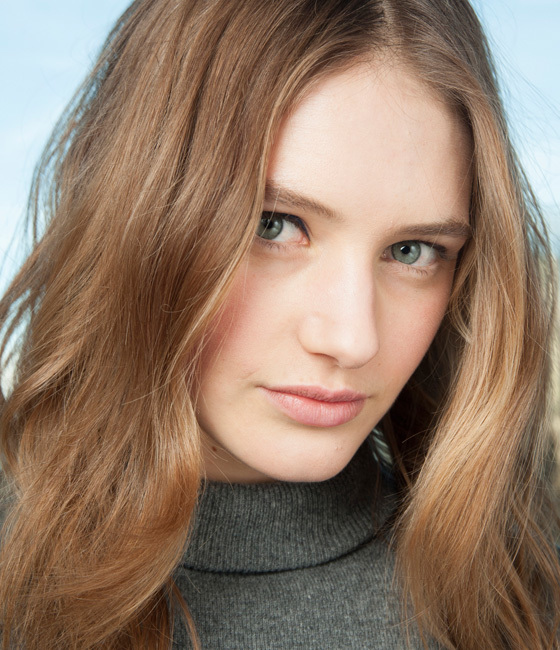 时装周首日率性长发颠倒众生