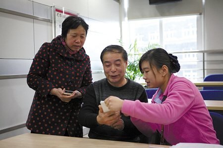 咱也学学咋点赞-智能手机,老年人,学习