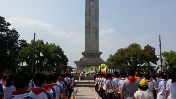梁弄镇?开展“缅怀先烈慰忠魂,童心闪耀中国梦”青少年祭扫英烈活动
