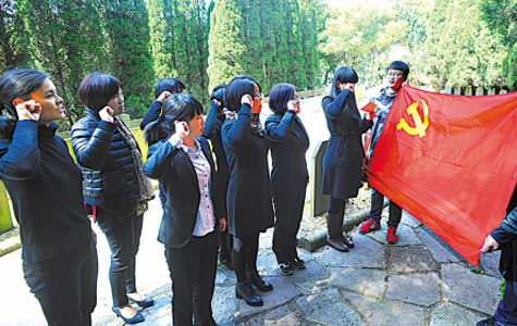 祭奠革命英烈 重温入党誓言