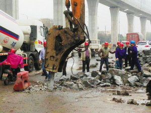 挖掘机挖断地下高压电力电缆 江北部分区域昨