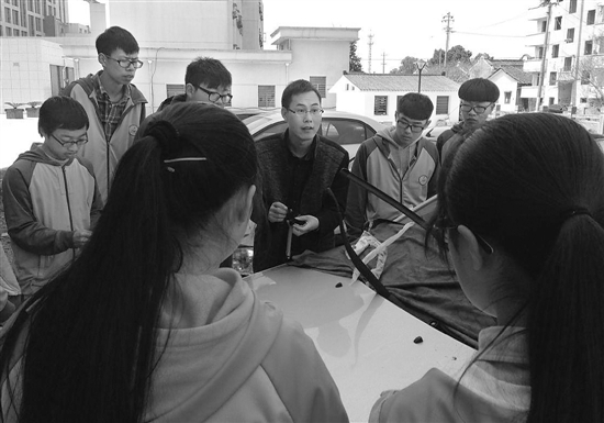 姜山中学给学生上汽车养护课 全校老师的爱车都成了试验品