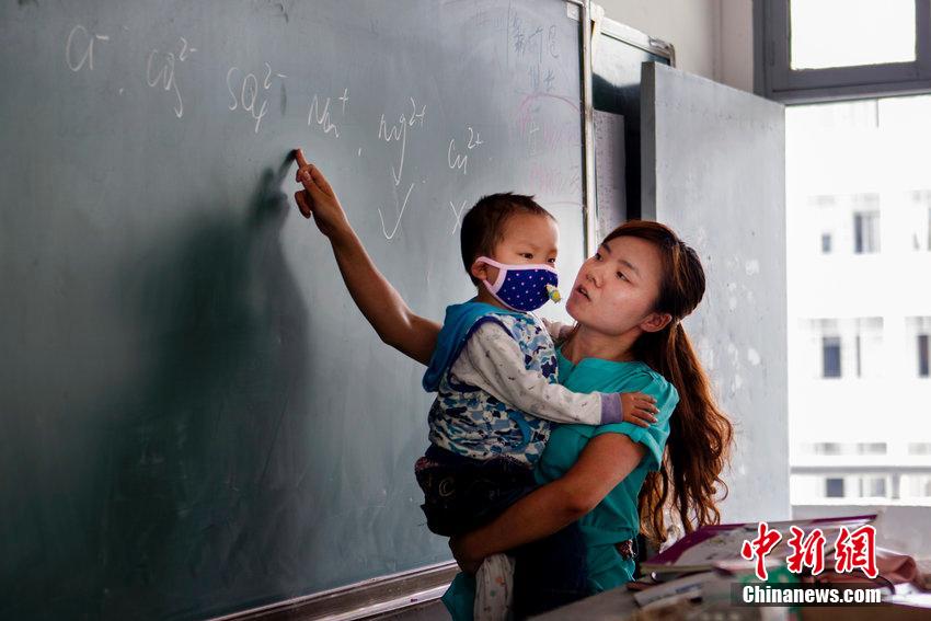如何让抱儿上课女教师不失去希望?
