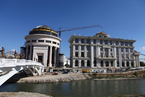 马其顿的首都有很多高大上的建筑--中国宁波