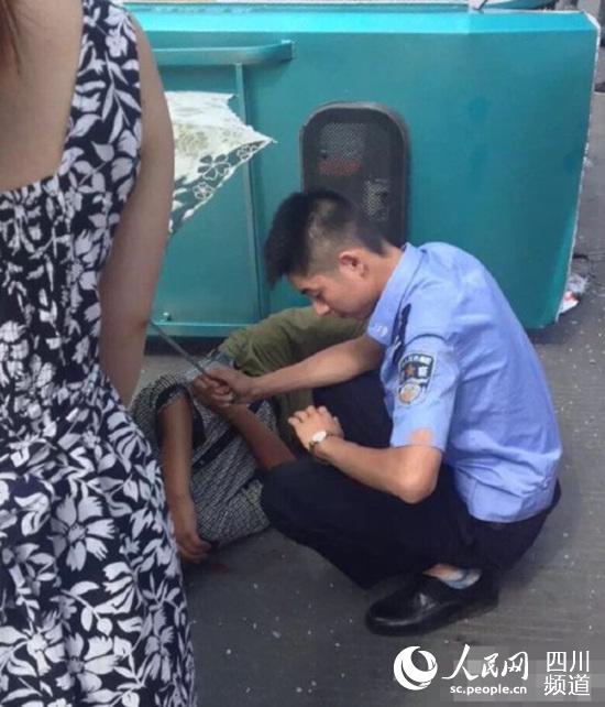 交警为受伤司机撑伞(微博图片 )