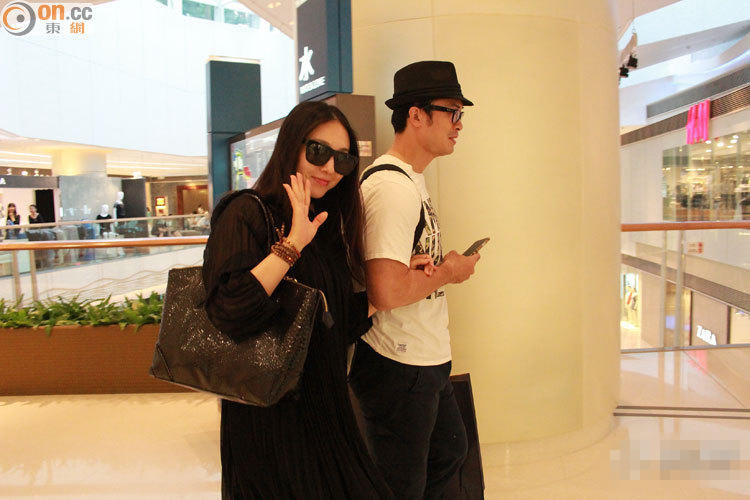 <em>樊少皇</em>揽<em>女友</em>贾晓晨亲密逛街-<em>樊少皇</em>-中国宁波