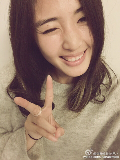 赵丽娜卖萌摆POSE清纯可爱借文章抒发思乡之