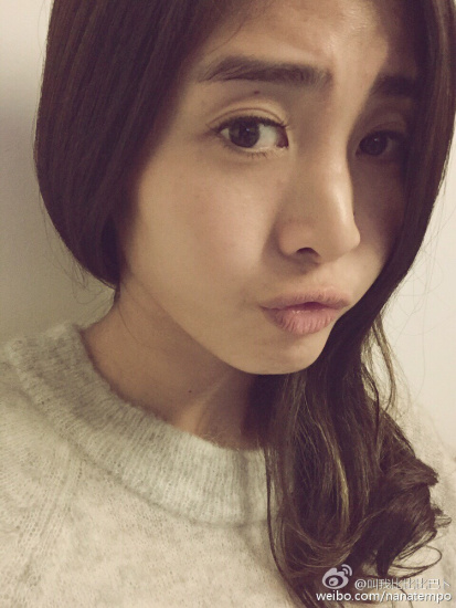 赵丽娜卖萌摆POSE清纯可爱借文章抒发思乡之