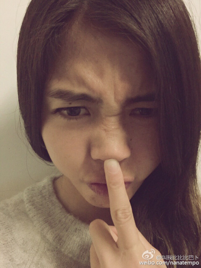 赵丽娜卖萌摆POSE清纯可爱借文章抒发思乡之