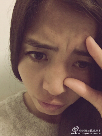 赵丽娜卖萌摆POSE清纯可爱 借文章抒发思乡