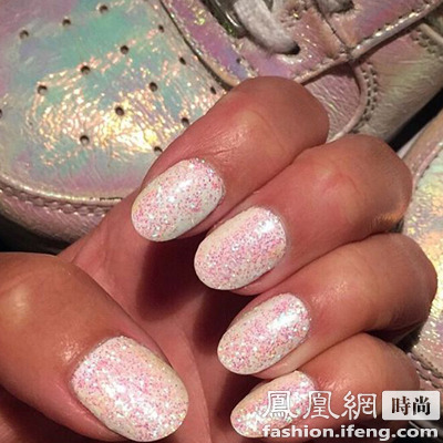 最适合白色婚纱的16款美甲造型-白色,婚纱,美甲