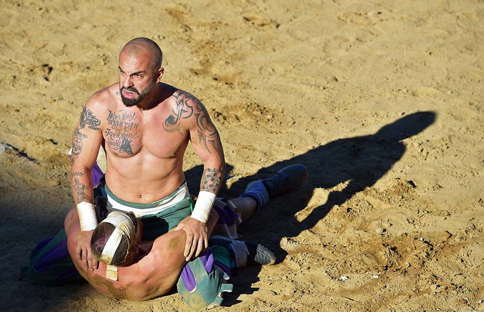 世界上最暴力的足球赛:互殴摔跤都不算犯规-世