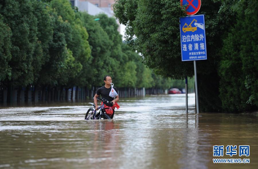 南京遭受持续暴雨袭击 部分城区被淹-暴雨,部分