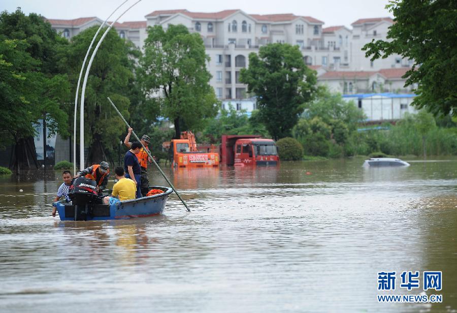 南京遭受持续暴雨袭击 部分城区被淹-暴雨,部分