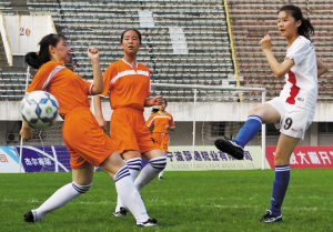 宁波市校园足球联赛初中组开战 女生队伍只有
