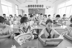 象山东陈乡中心小学校长亲编乡土教育读本留住“..