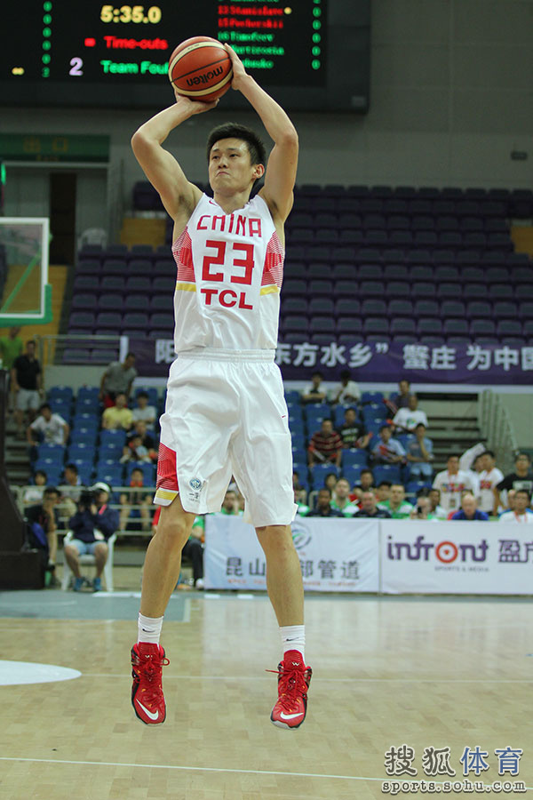 男篮热身赛战俄罗斯 易建联周琦篮下暴扣