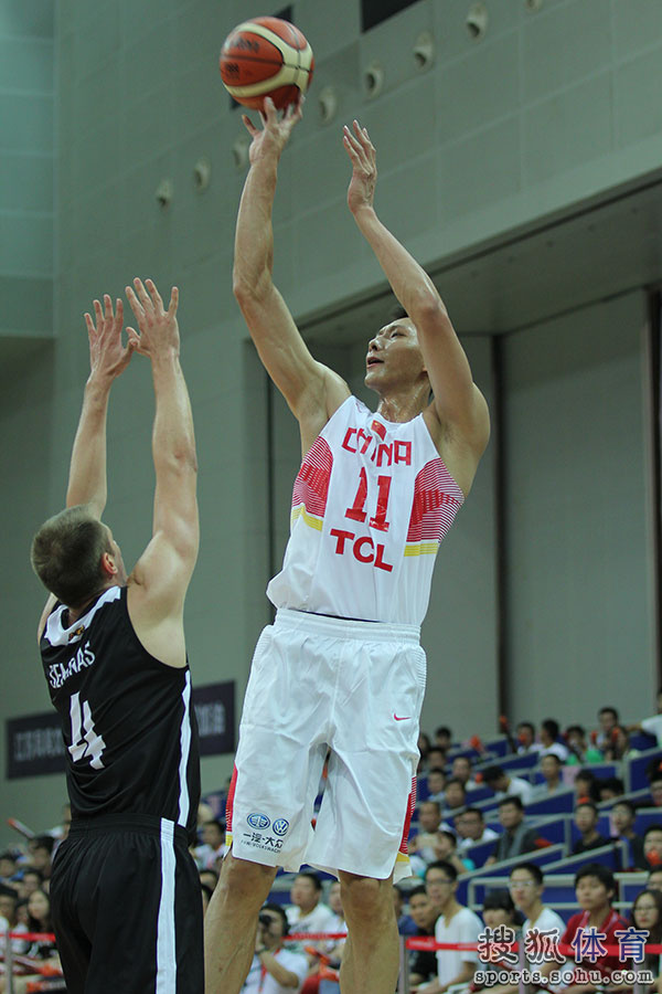 男篮热身赛战俄罗斯 易建联周琦篮下暴扣