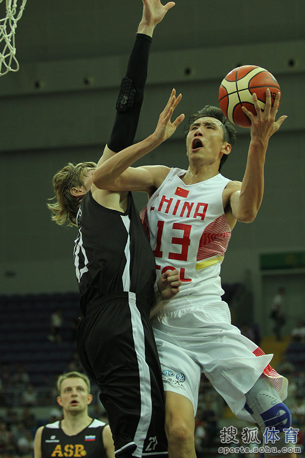 男篮热身赛战俄罗斯 易建联周琦篮下暴扣