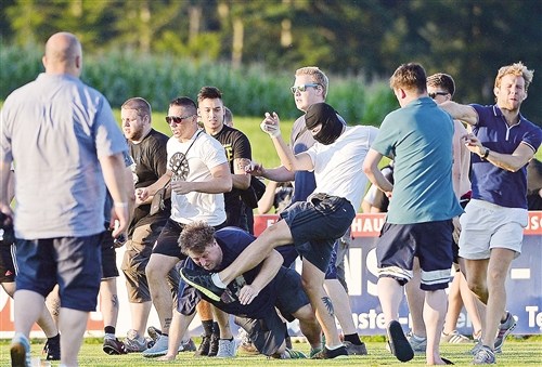 英德热身赛赛后酿闹剧 双方球迷爆发激烈斗殴