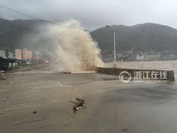 受台风影响 温州苍南石砰码头大浪拍岸扬起10