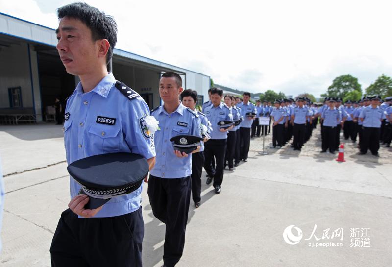 千余群众挥泪送别“好交警”徐鉴华(组图)