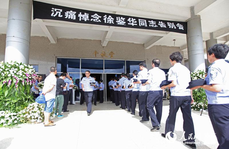 千余群众挥泪送别“好交警”徐鉴华(组图)