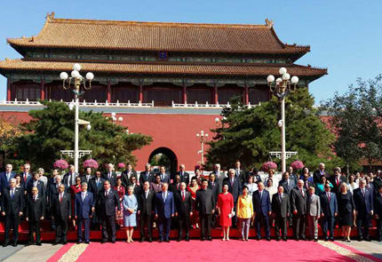 习近平夫妇在端门接待外国政要