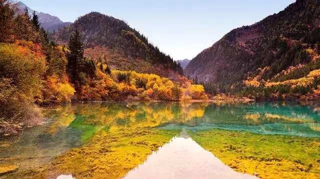 已入9月,马上迎来十一长假,我们熬过了炎炎夏日,沁人心脾的秋风吹得人心痒痒,怎么能按捺得住你向往远方的心?十一国内热门旅行目的地,你最想去哪一个? 内蒙古额济纳 推荐理由:额济纳是世界上仅存的三大胡杨林地之一,每年国庆前后,便迎来当地赏胡杨的最佳时节——一眼望去,阳光下金色的树叶衬着湛蓝的天空婆娑起舞,气势动人。