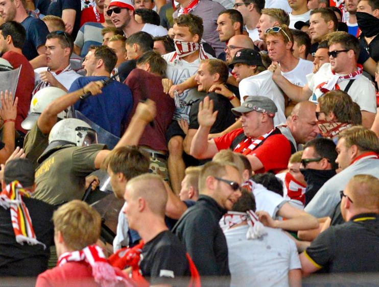 残暴!希腊警方持棍暴打拜仁球迷 1人重伤(图)