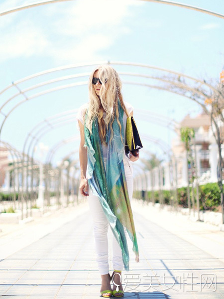 学会丝巾围法 给你的秋装添光彩_中国宁波网