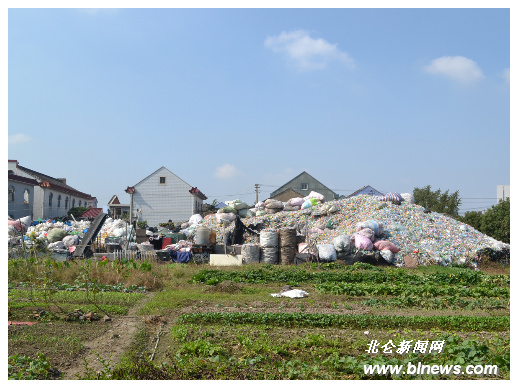 塑料废品堆积成山 粉碎时产生噪音臭味困扰村