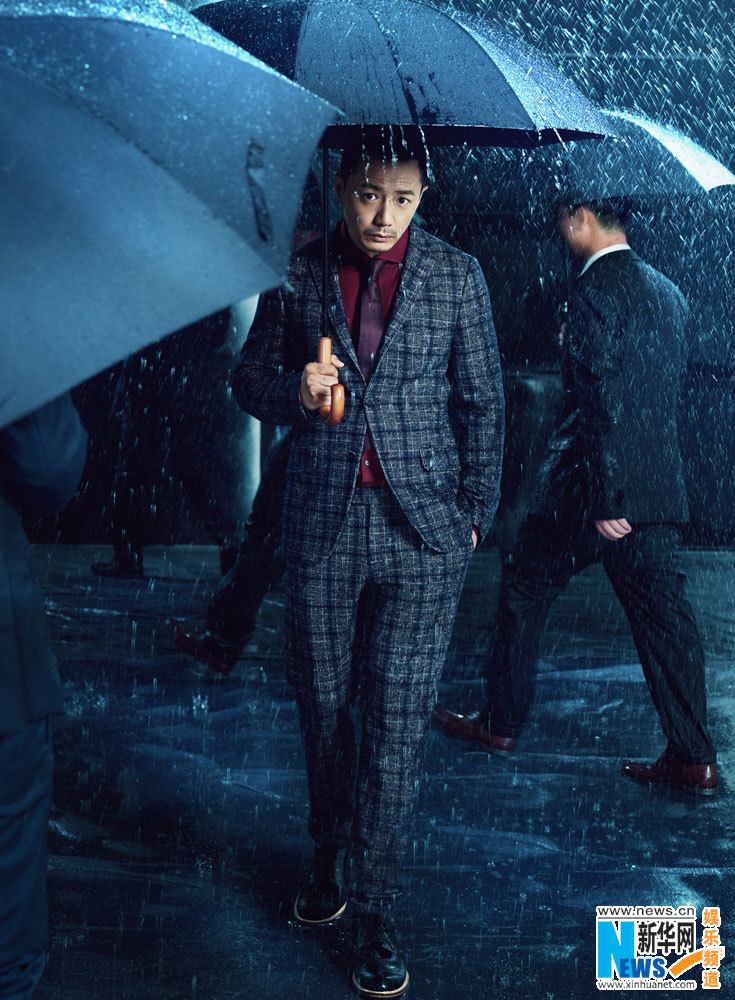 段奕宏封面大片率性雨中漫步 深秋西装诱惑