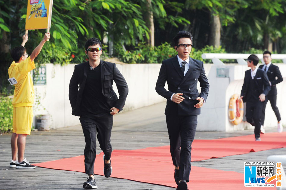 谢娜加盟跑男3上演科幻大片 邓超变洗车小弟_