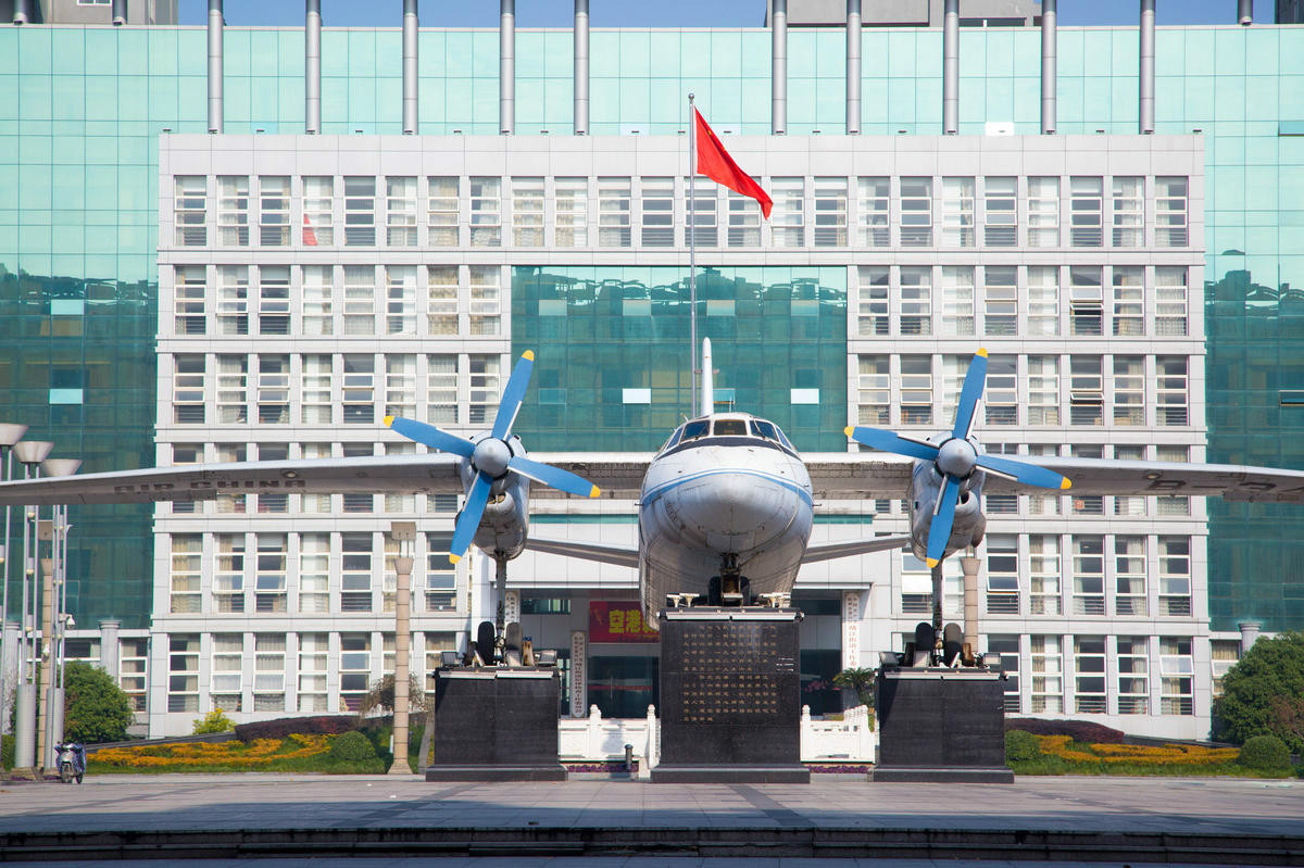 杭州镇政府办公大 楼前停客机当装饰 (组图)_中