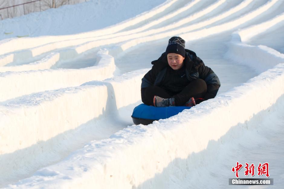 哈尔滨游客体验极寒娱乐 街头吃冰棍成一景_