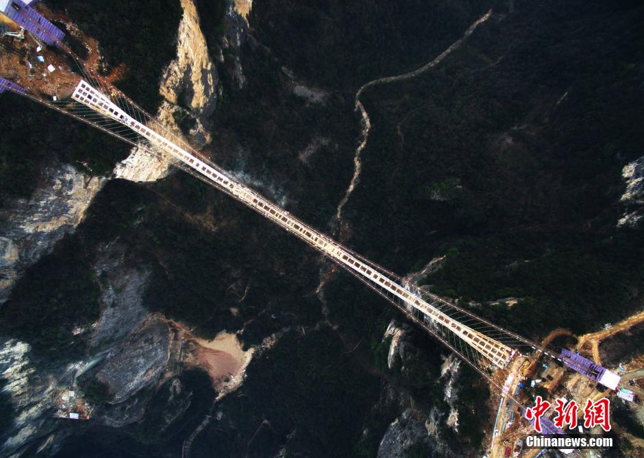 张家界大峡谷玻璃桥桥面玻璃首装成功_中国宁