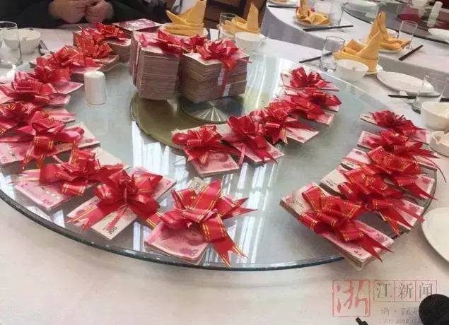 衢州小老板年终奖发了一桌子钱_中国宁波网_