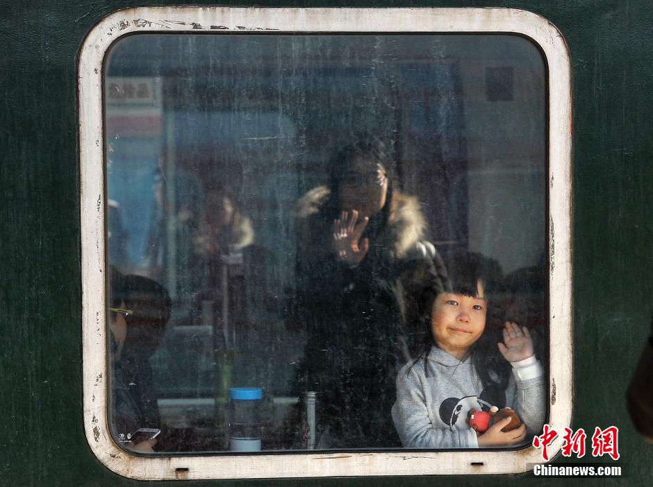 春运车站母爱别离瞬间 爱她就给她最好的_中国