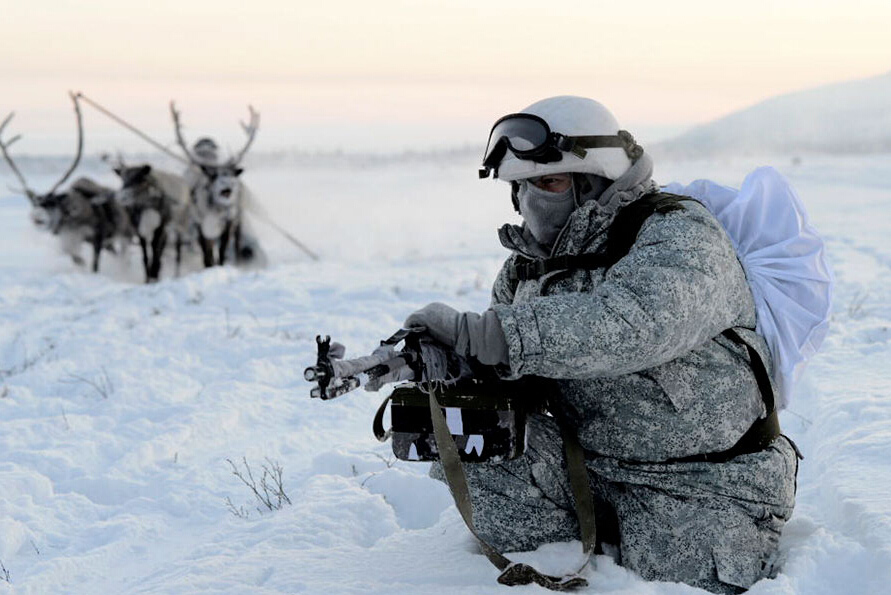 罗斯士兵在北极与鹿和雪橇犬一同演练_中国宁