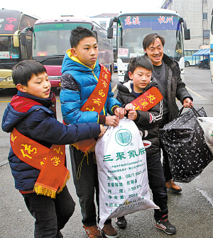 铁路民航迎客流高峰