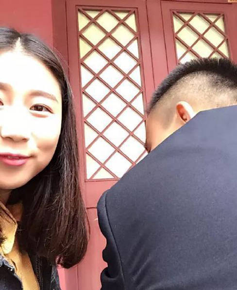 女大学生为见当兵男友 在其站岗时会面_中国宁