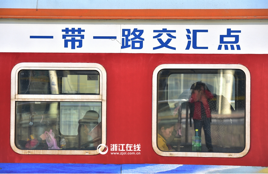 一窗一世界 车窗里的春运故事