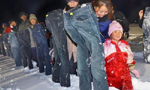 日本120人挑战“冰冻牛仔裤”世界纪录