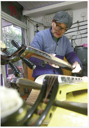 俞小鲁会做二胡,古琴等民族乐器,但最拿手的还是制作琵琶.