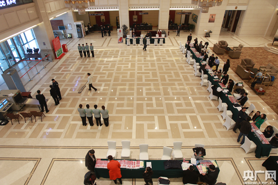 全国政协委员巩汉林驻地报到 提案关注校园暴力