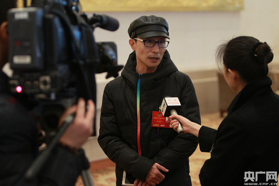 全国政协委员巩汉林驻地报到 提案关注校园暴力