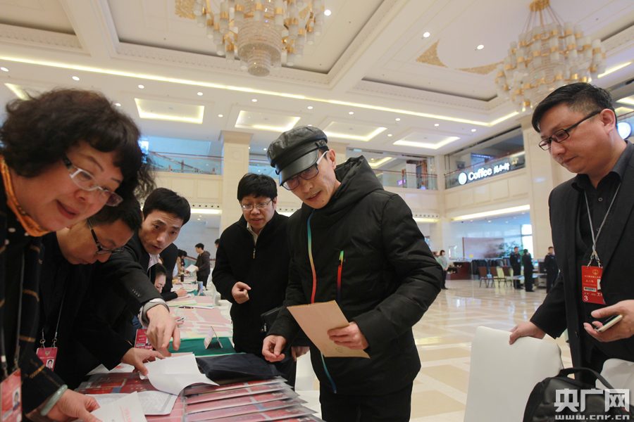 全国政协委员巩汉林驻地报到 提案关注校园暴力