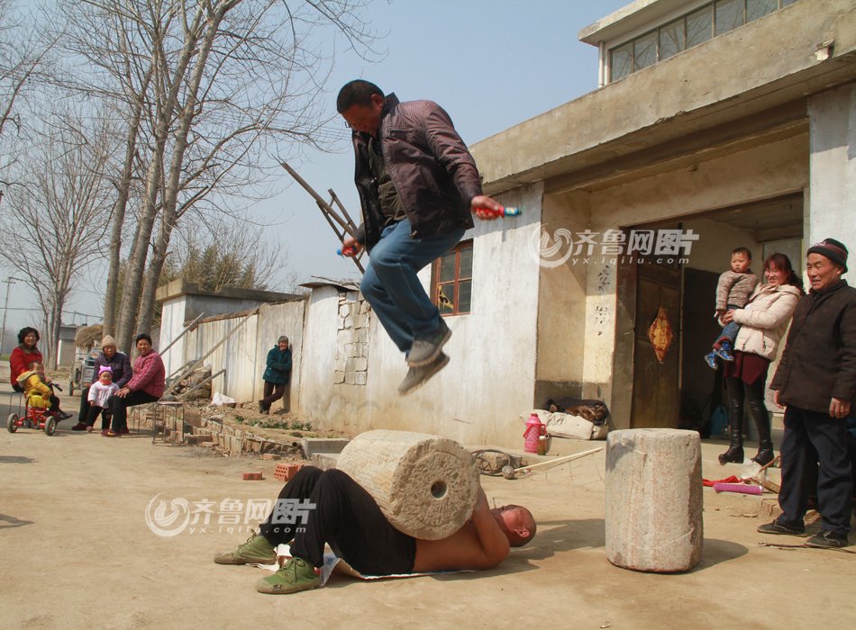 山东五旬老汉自学 硬气功 可徒手劈砖肚顶百斤